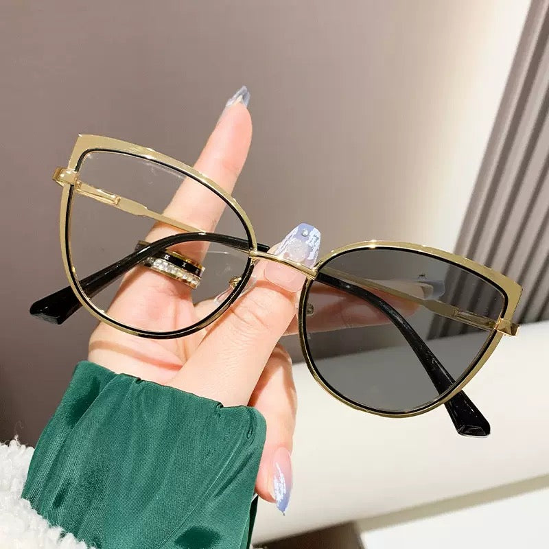 New 2026 Cat eye Photochromic Glasses For Women (Trendy)